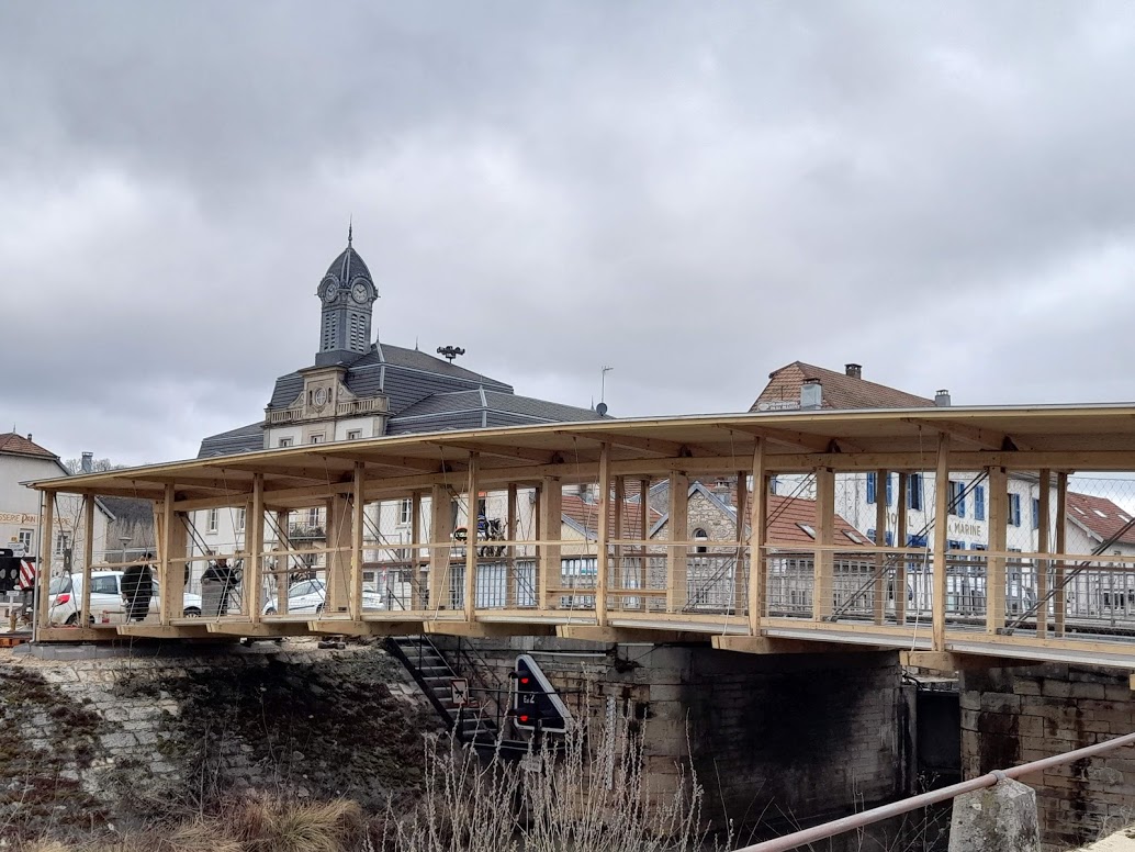 Pièces metalliques d'une passerelle découpée en technologie jet d'eau