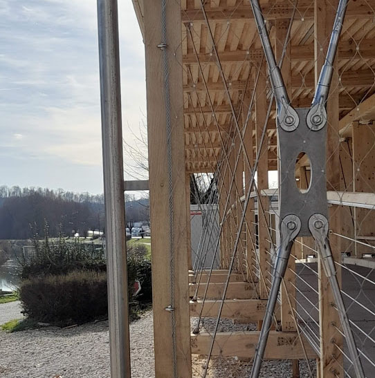 Pièces metalliques d'une passerelle découpée en technologie jet d'eau